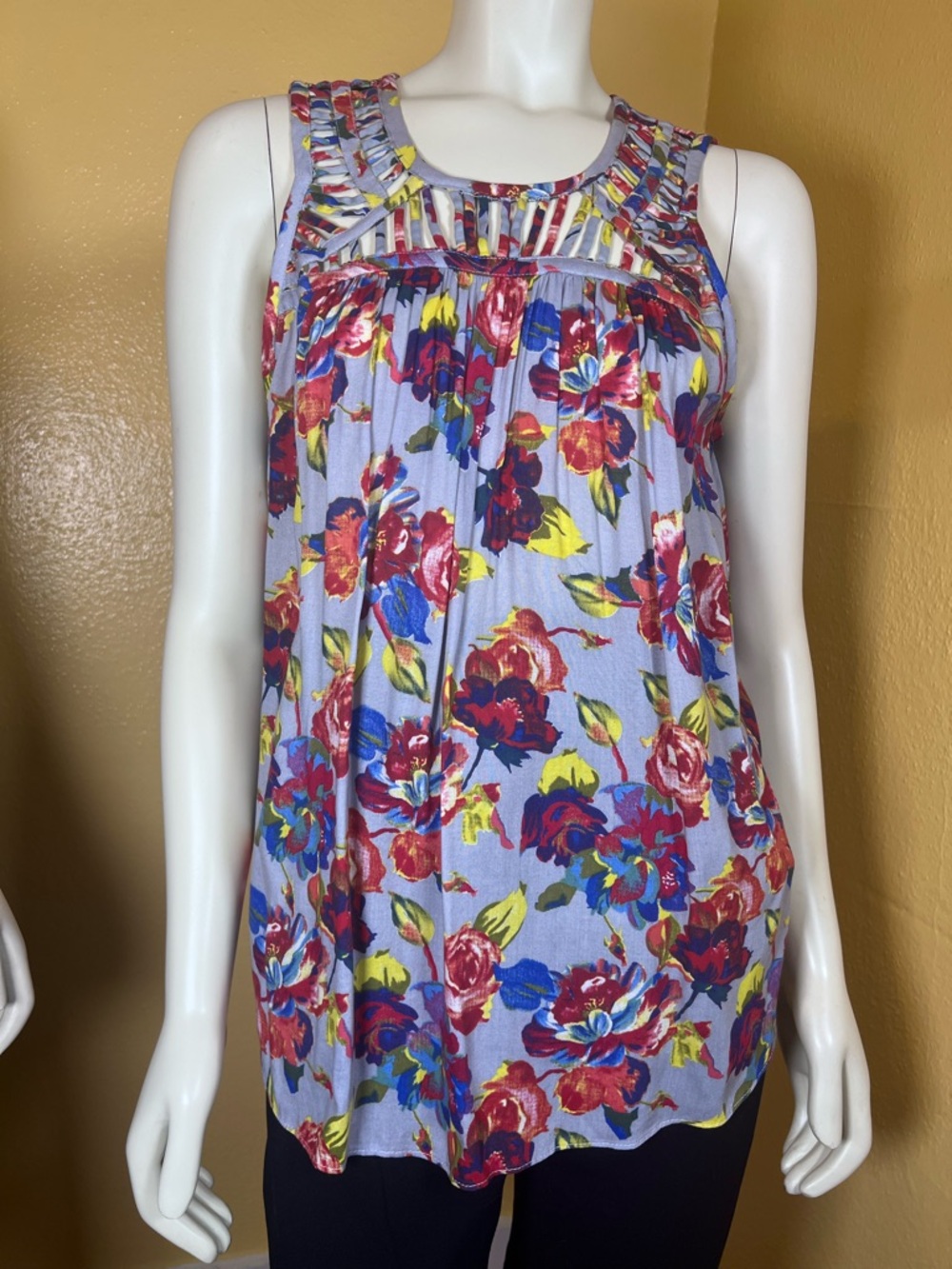 Anthropologie Ranna Gill Sleeveless Gray Floral Cutout Yoke Top, size M